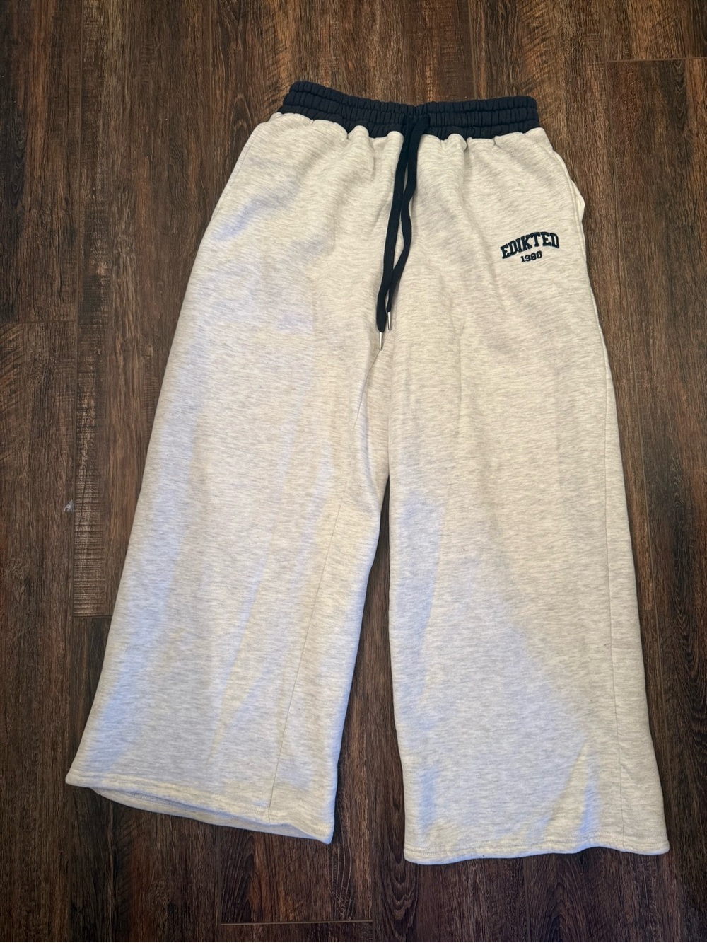 EDIKTED Grey sweatpants with dark blue waistband